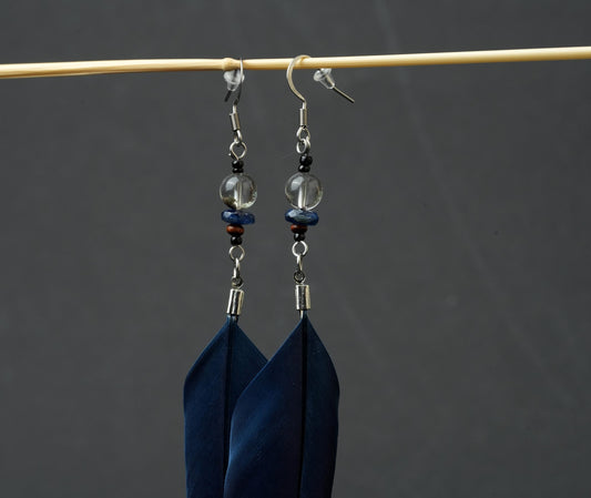 Dunkelblaue Federohrringe mit Kyanit – Detail