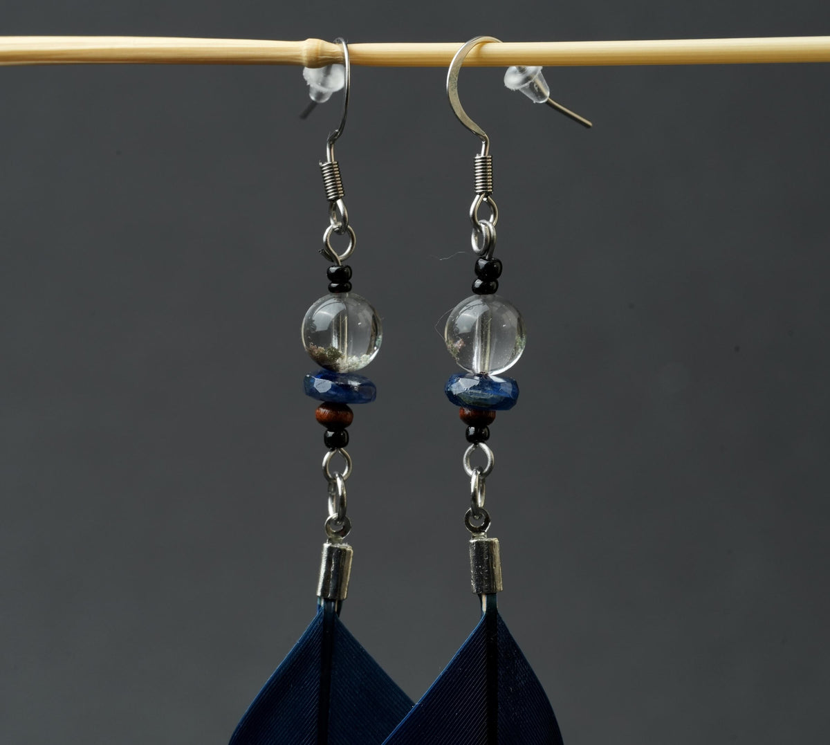 Dunkelblaue Federohrringe mit Kyanit – Detail