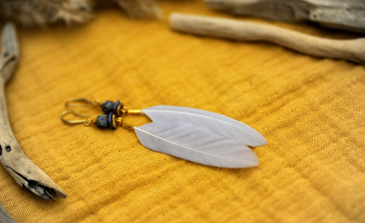 Graue Federohrringe mit Fimo-Perle – Detail