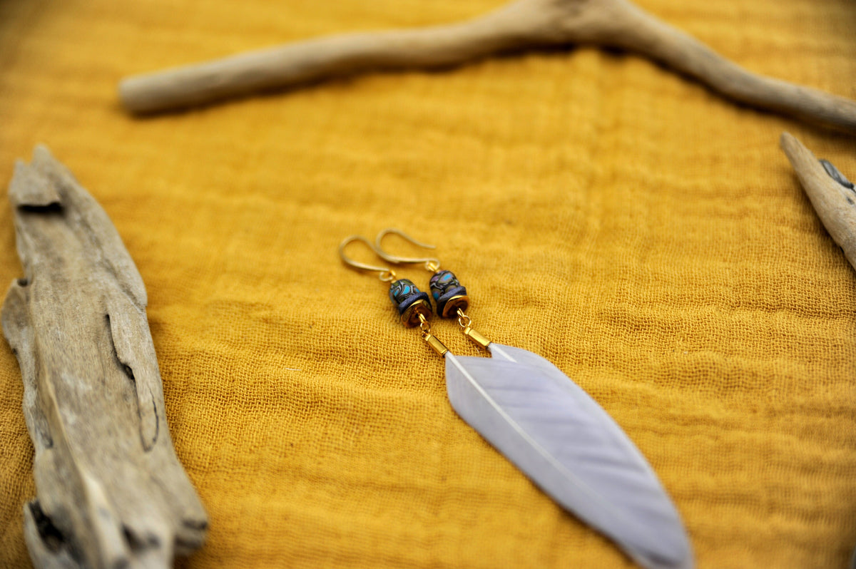 Graue Federohrringe mit Fimo-Perle – Detail