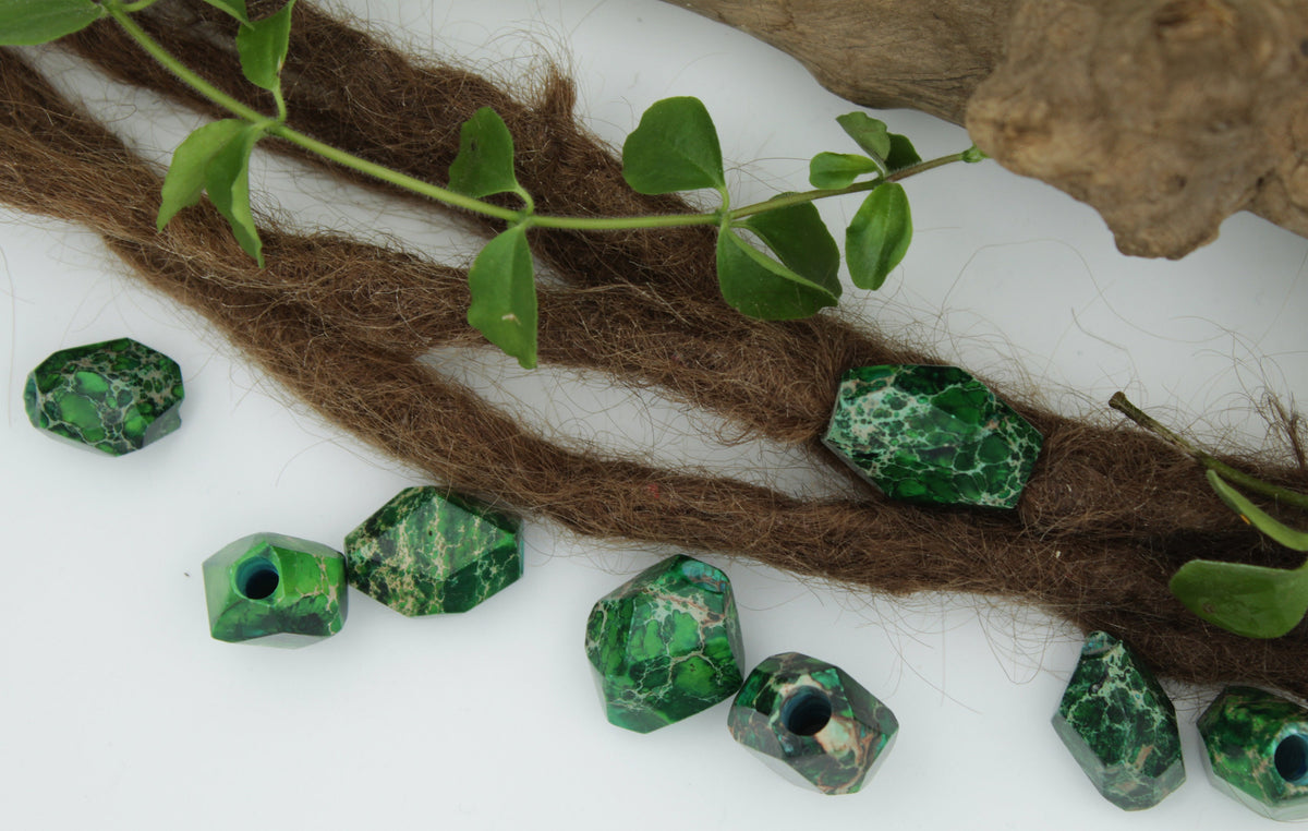 Grüne Kaiserjaspis Dreadlockperlen – Detail
