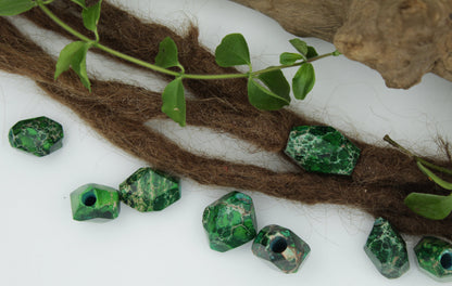 Grüne Kaiserjaspis Dreadlockperlen – Detail