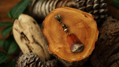 Holz-Dreadanhänger aus Kiefernzapfenschuppe in Orange – Ansicht 2