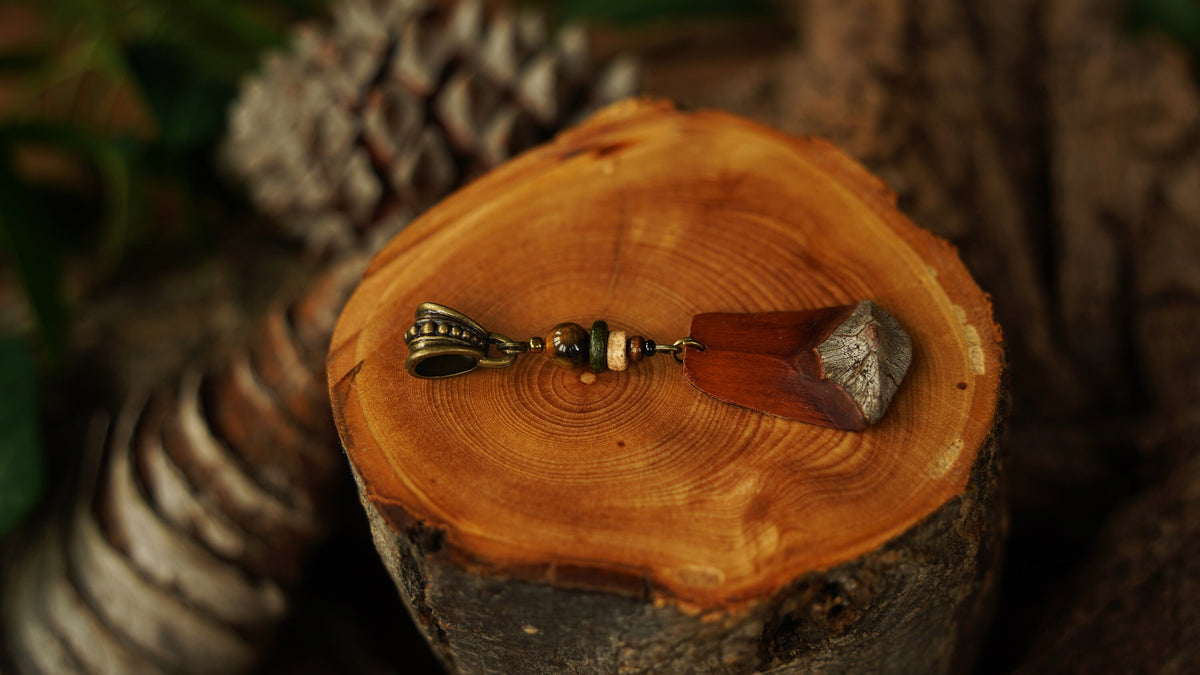 Holz-Dreadanhänger aus Kiefernzapfenschuppe in Orange – Ansicht 4