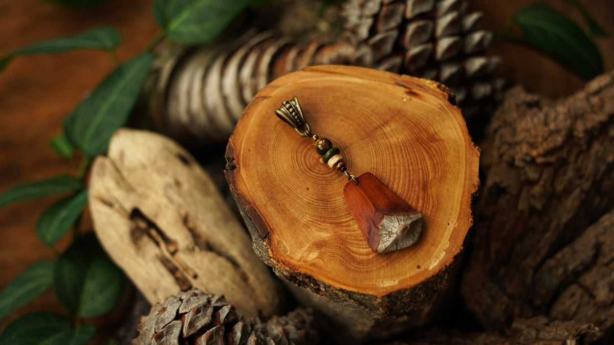 Holz-Dreadanhänger aus Kiefernzapfenschuppe in Orange – Ansicht 6