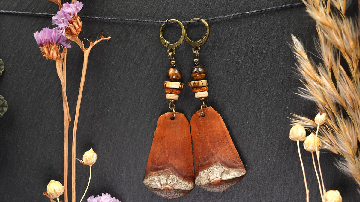 Breite Kiefernzapfen-Schuppen-Ohrringe mit Chalcedon und Holzperlen an einer Leine