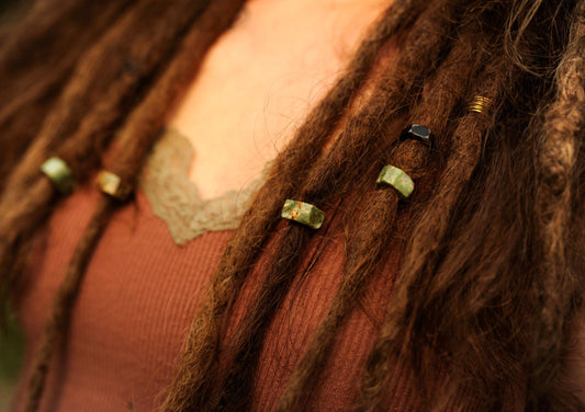 Grüne Naturstein-Dreadlockperle in Scheibenform mit brauner Maserung an Dreadlocks – Fimonacci Artifacts