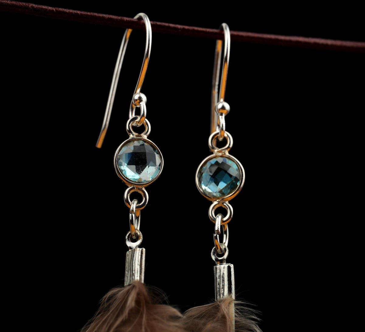 Blaue Federohrringe mit facettiertem Kyanit in 925 Silber, Gänsefeder und Wildfasanfeder – handgemacht von Fimonacci Artifacts – Ansicht 8