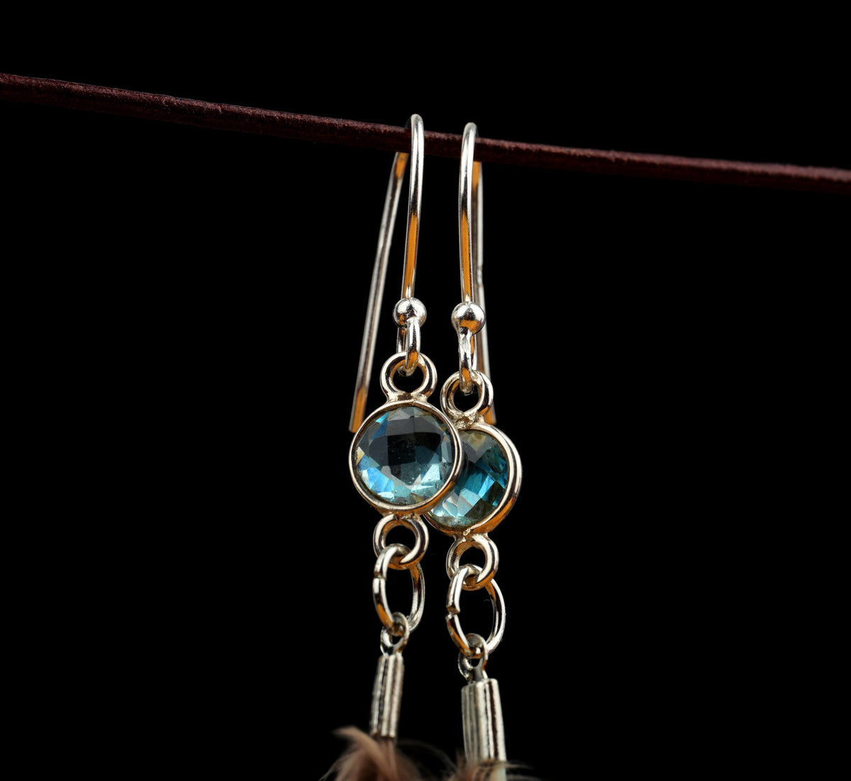 Blaue Federohrringe mit facettiertem Kyanit in 925 Silber, Gänsefeder und Wildfasanfeder – handgemacht von Fimonacci Artifacts – Ansicht 5