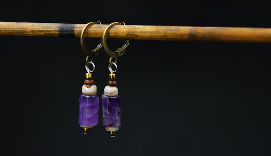 Kleine violette Amethyst-Ohrringe an einer Leine