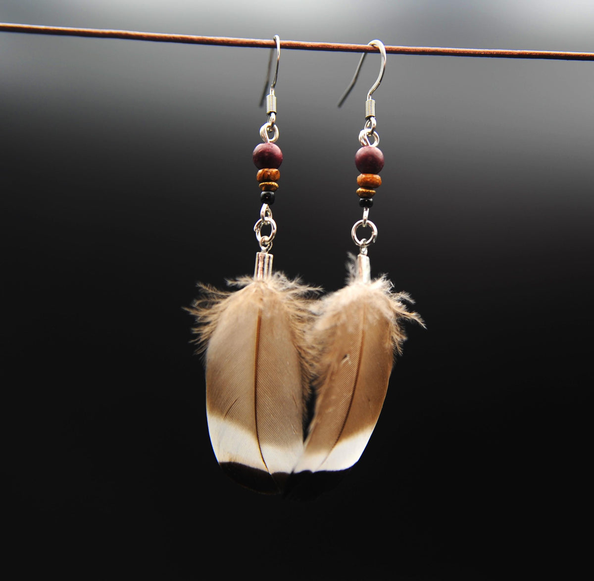 Small Duck Feather Earrings – Beige with Black Tips, approx. 7 cm – view 5