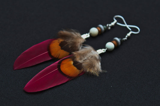 Magenta Federohrringe mit orange-brauner Fasanenfeder und hellen Perlen