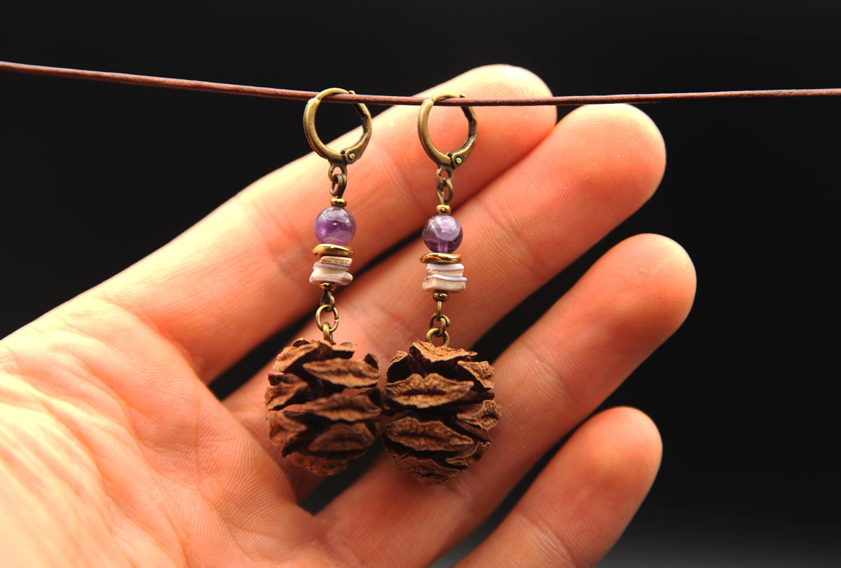 Mammutbaum Ohrringe Amethyst in der Hand