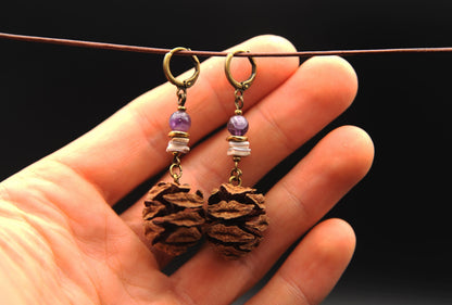 Mammutbaum Ohrringe Amethyst in der Hand