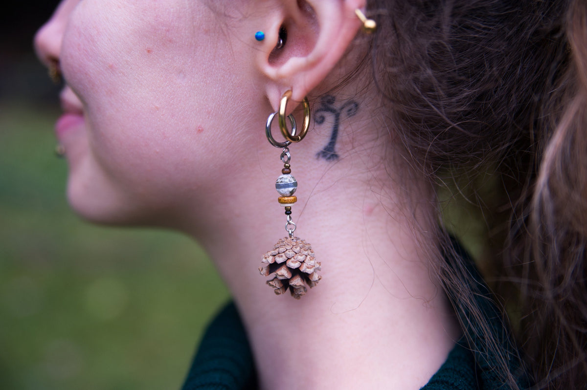 Mini Kiefernzapfen Ohrringe Dzi – Detail