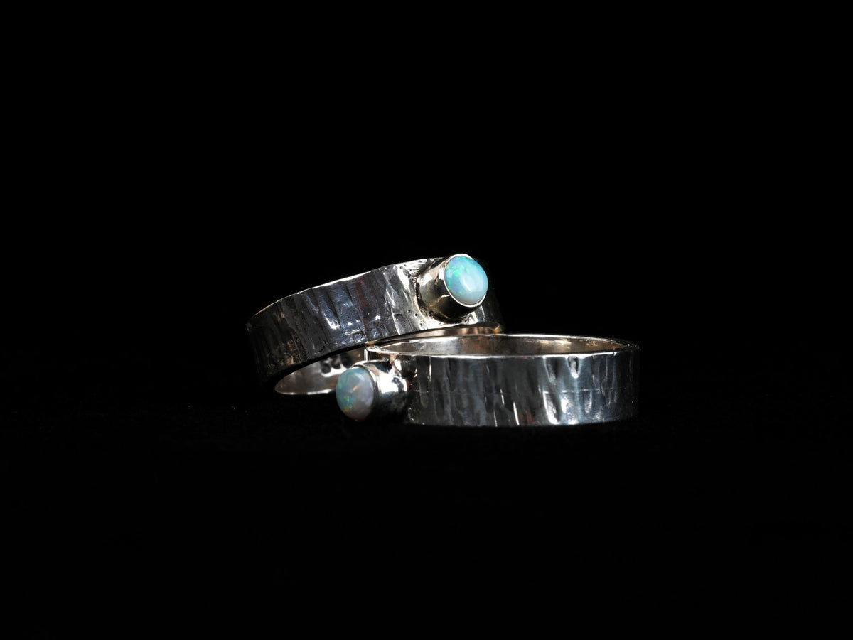 Australischer Opal Ring aus gehämmertem 925 Silber – Ansicht 3