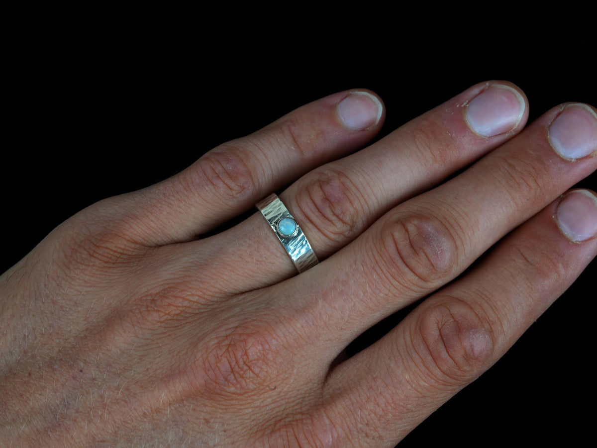 Australischer Opal Ring aus gehämmertem 925 Silber – Ansicht 4
