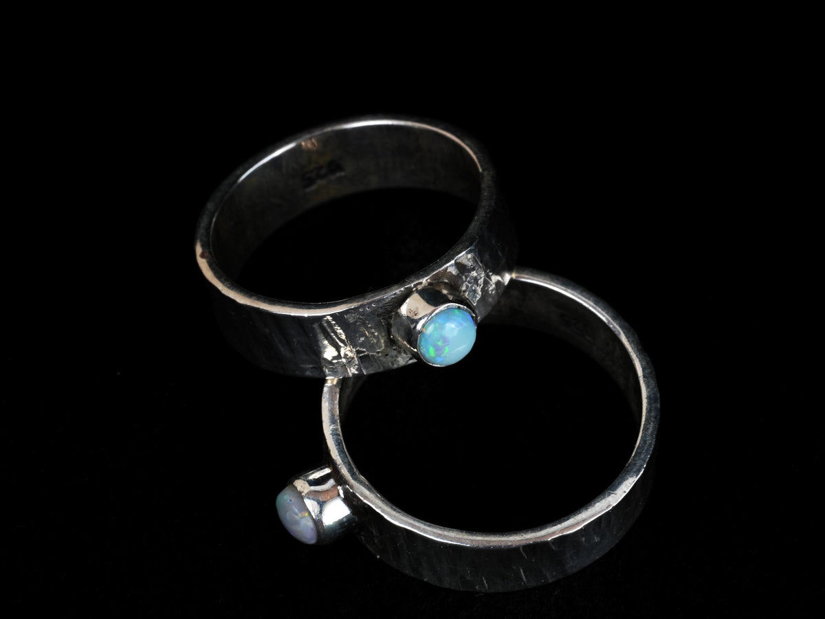 Australischer Opal Ring aus gehämmertem 925 Silber – Ansicht 5