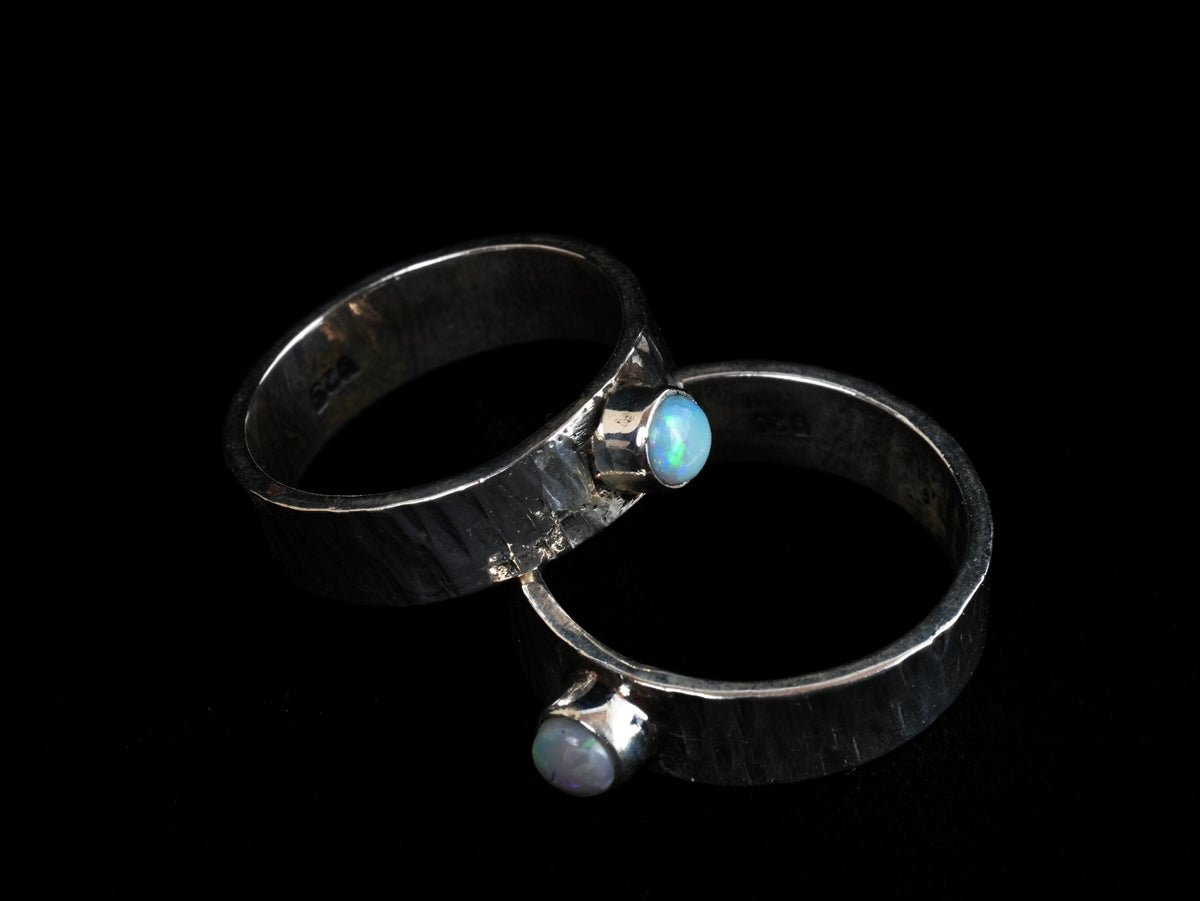 Australischer Opal Ring aus gehämmertem 925 Silber – Ansicht 8