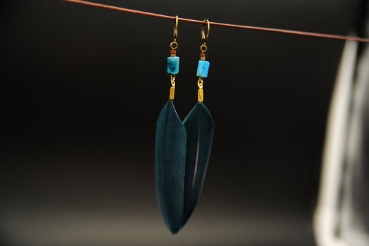 Petrolblaue Federohrringe mit blauem Apatit, Muschelperle und goldenen Rocailles