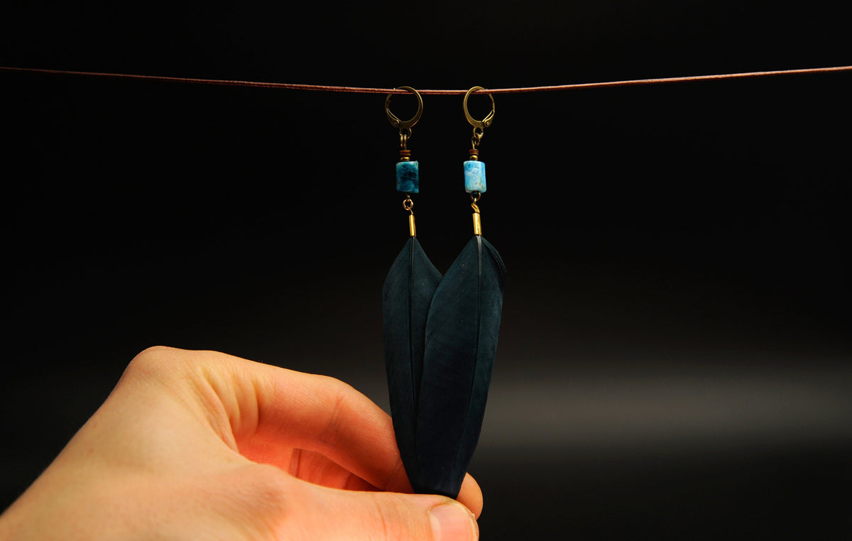 Petrolblaue Federohrringe mit Apatit – minimalistisch in Blau & Gold – Bild 3