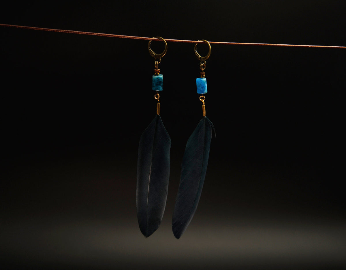 Petrolblaue Federohrringe mit Apatit – minimalistisch in Blau & Gold – Bild 4