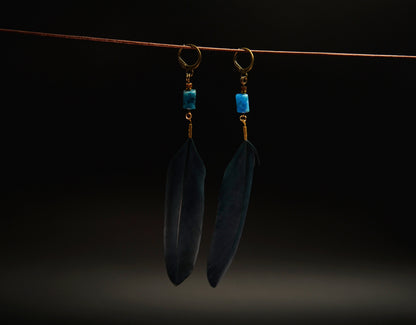 Petrolblaue Federohrringe mit Apatit – minimalistisch in Blau & Gold – Bild 4