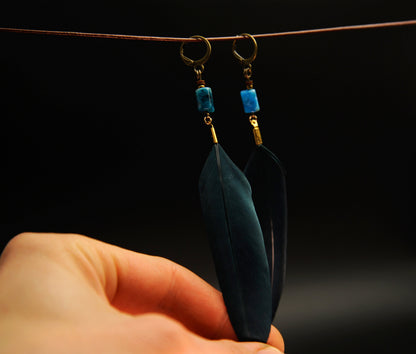 Petrolblaue Federohrringe mit Apatit – minimalistisch in Blau & Gold – Bild 5