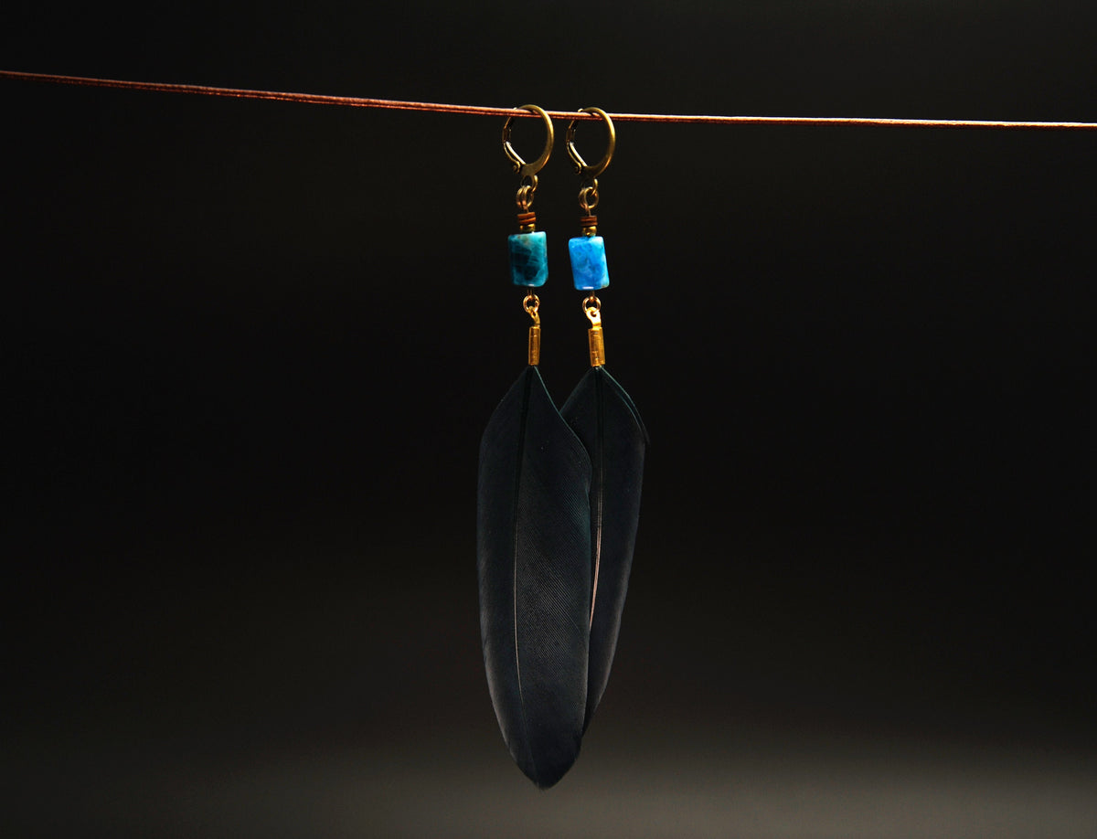 Petrolblaue Federohrringe mit Apatit – minimalistisch in Blau & Gold – Bild 6