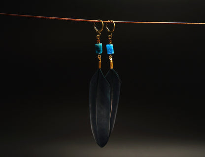 Petrolblaue Federohrringe mit Apatit – minimalistisch in Blau & Gold – Bild 6
