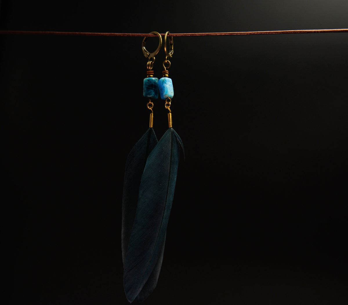 Petrolblaue Federohrringe mit Apatit – minimalistisch in Blau & Gold – Bild 8