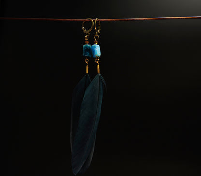 Petrolblaue Federohrringe mit Apatit – minimalistisch in Blau & Gold – Bild 8