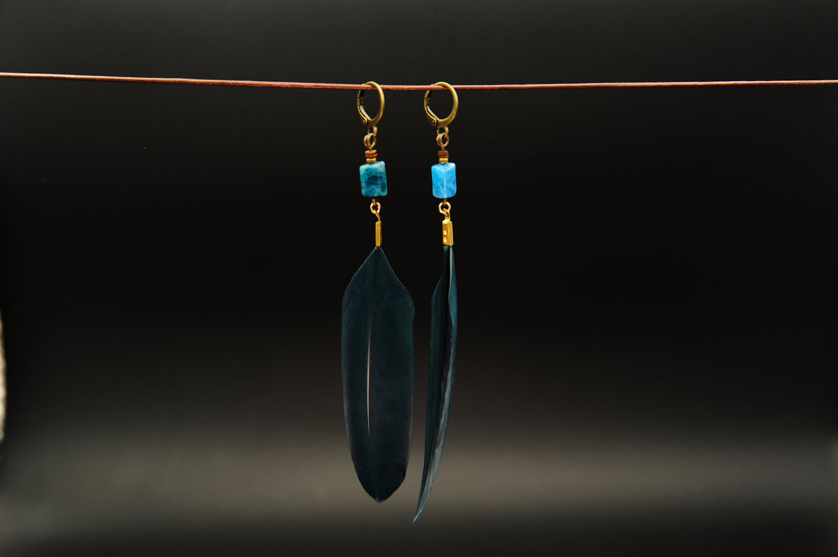 Petrolblaue Federohrringe mit Apatit – minimalistisch in Blau & Gold – Bild 9