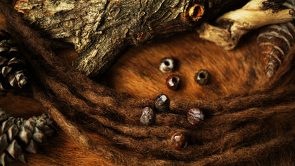 Facettierte Pietersit-Dreadlockperlen an braunen Dreads