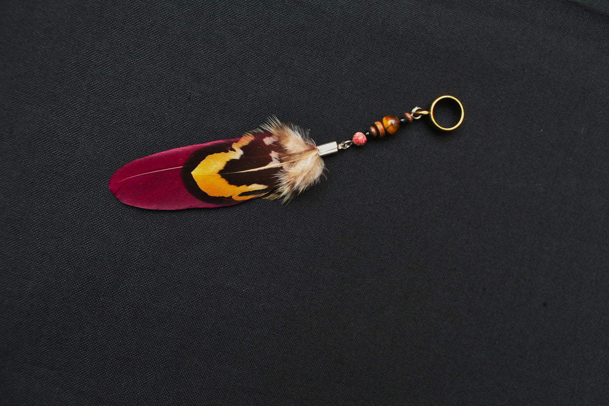 Pinke Dreadlock-Feder mit gelb-brauner Fasanen-Deckfeder und Perlen