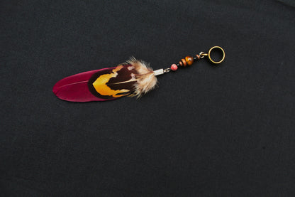 Pinke Dreadlock-Feder mit gelb-brauner Fasanen-Deckfeder und Perlen