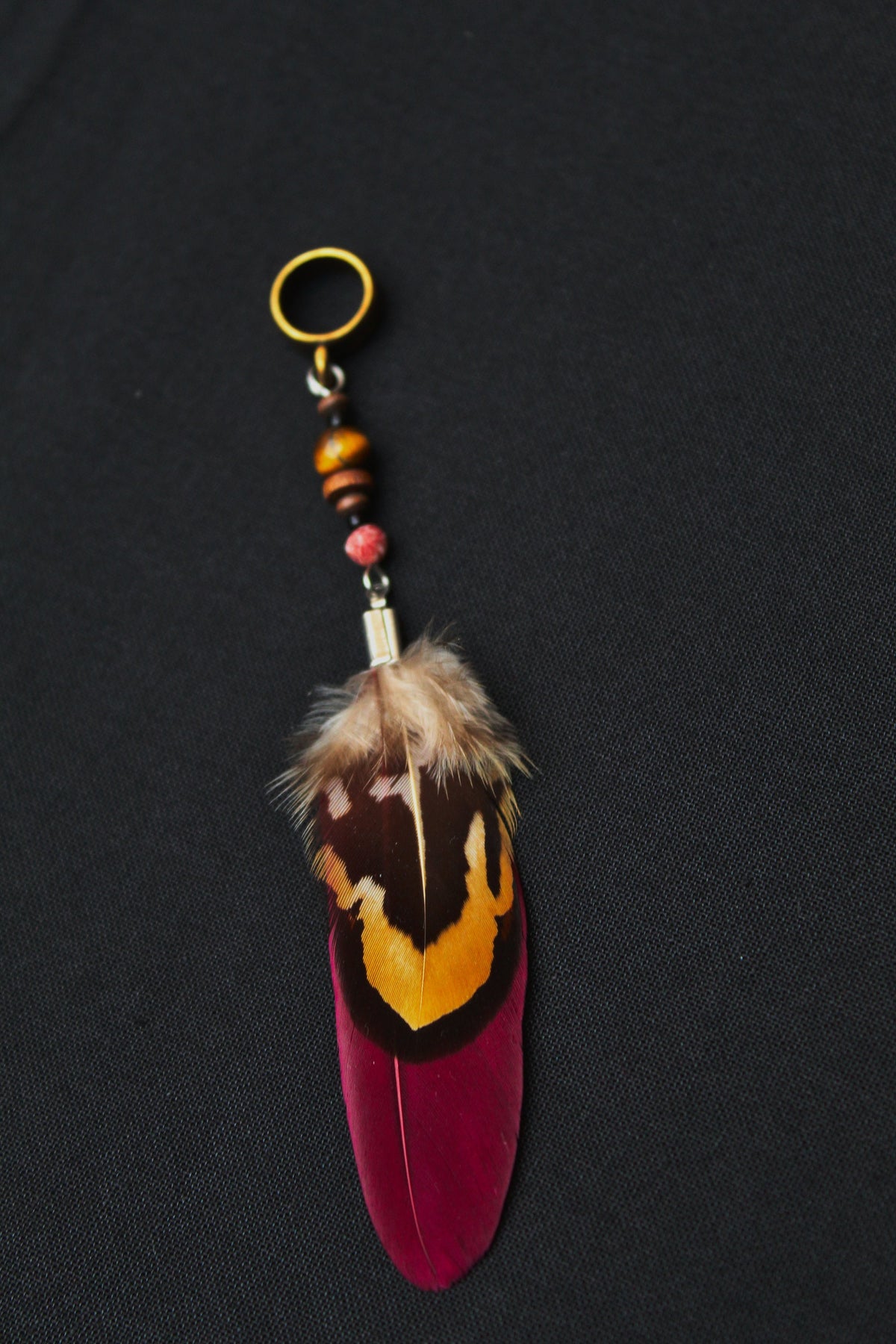 Pinke Dreadlock-Feder – Detail