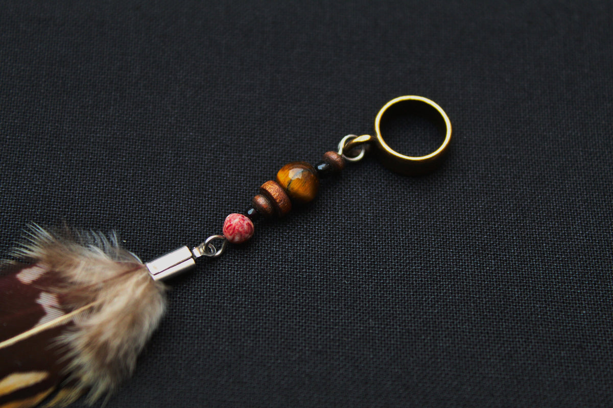 Pinke Dreadlock-Feder – Detail