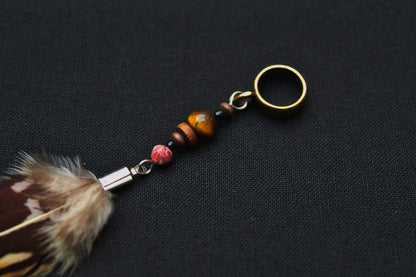 Pinke Dreadlock-Feder – Detail