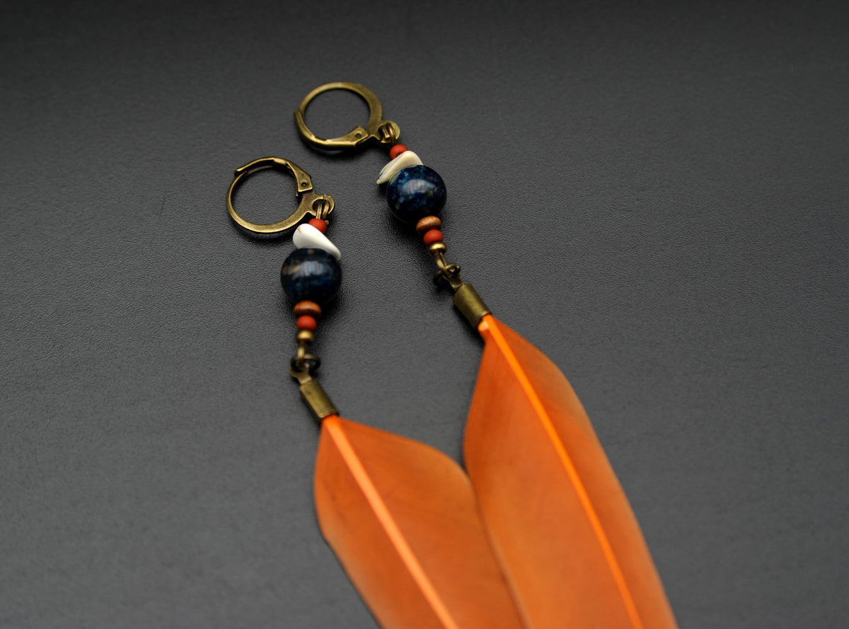 Rostorange Federohrringe mit Chrysokoll – Detail