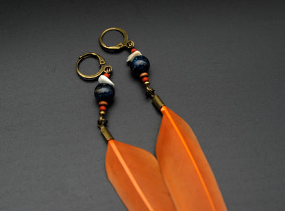 Rostorange Federohrringe mit Chrysokoll – Detail