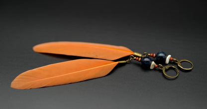 Rostorange Federohrringe mit Chrysokoll – Detail