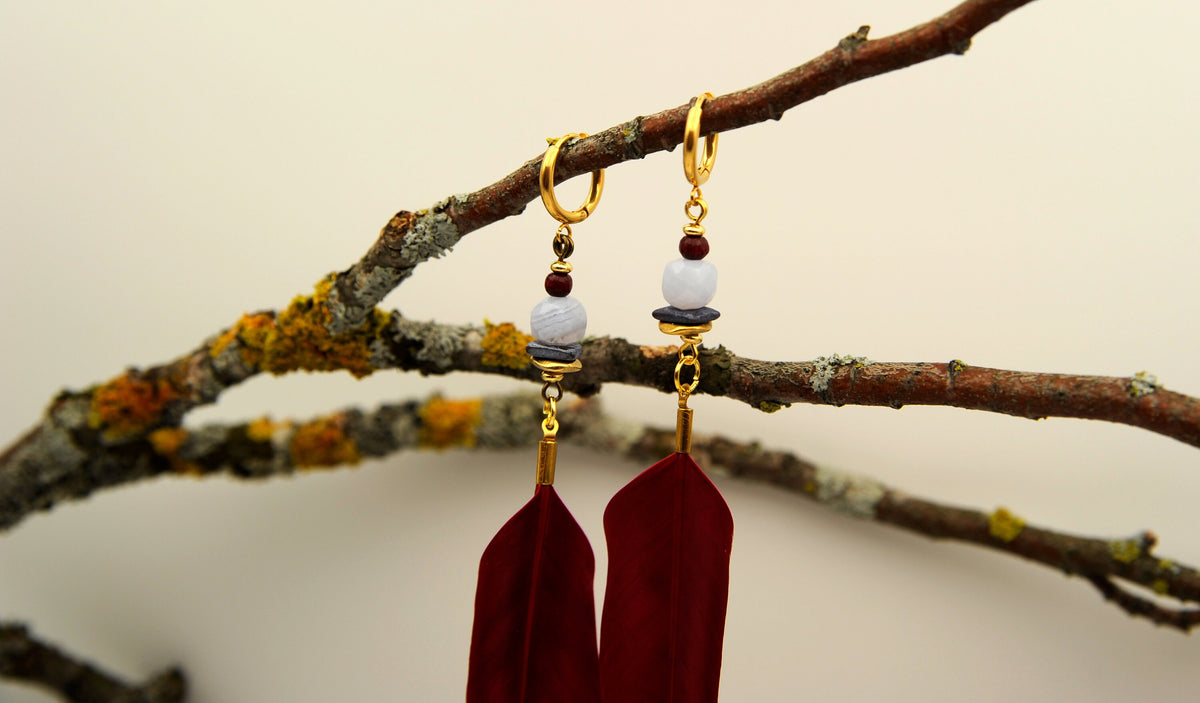 Rote Federohrringe mit Chalcedon – Detail