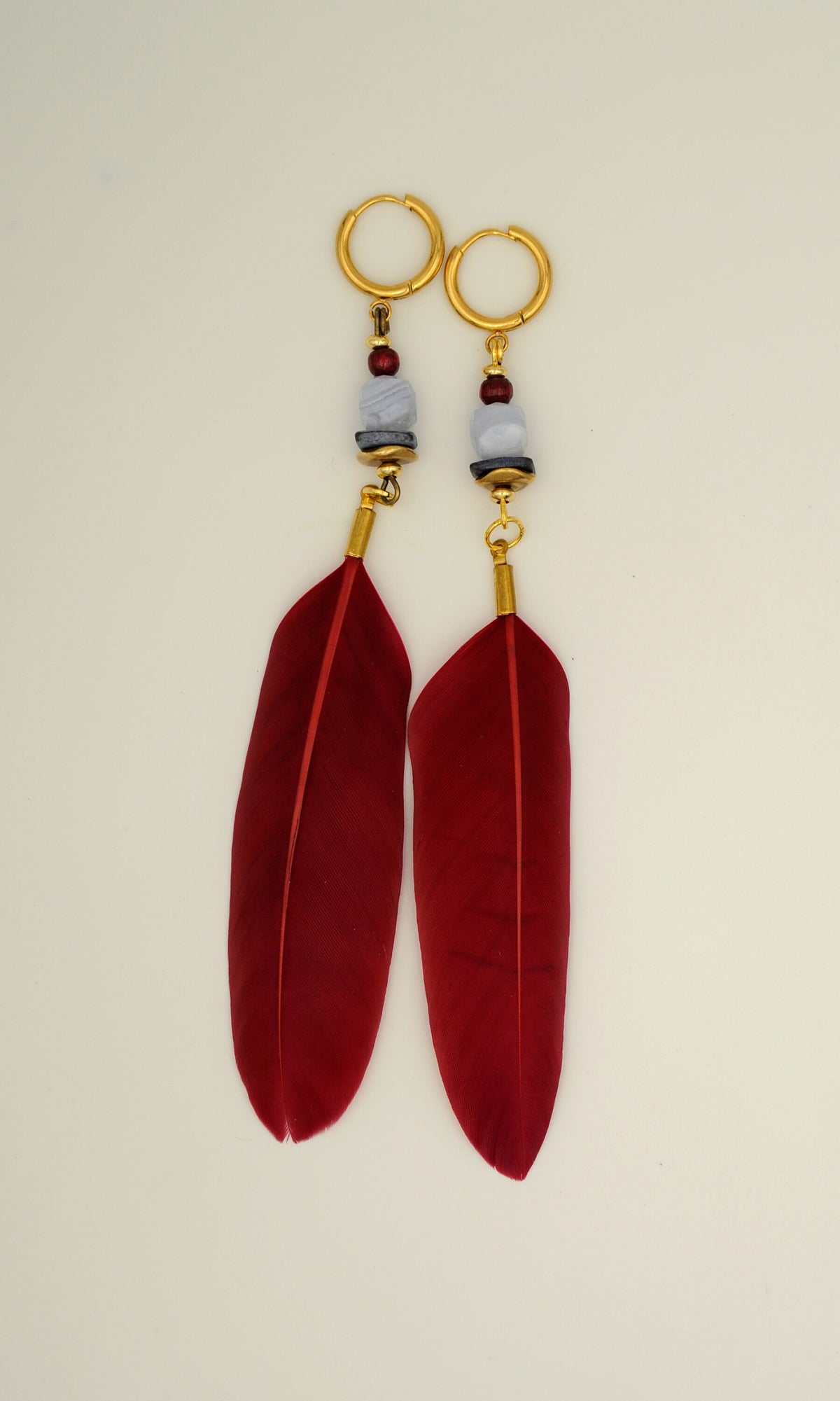 Rote Federohrringe mit Chalcedon – Detail