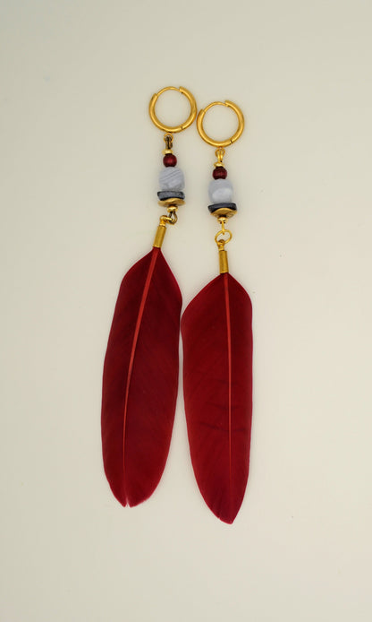 Rote Federohrringe mit Chalcedon – Detail