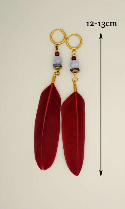 Rote Federohrringe mit Chalcedon – Detail