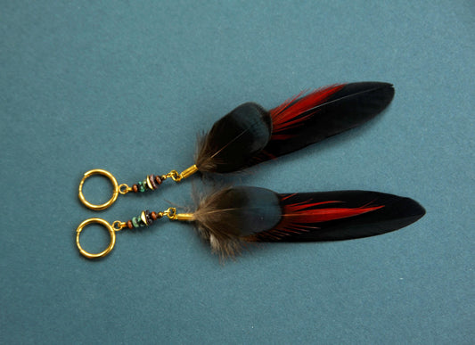 Schwarze Federohrringe mit roter und grünlicher Fasanenfeder und goldenen Ohrhaken