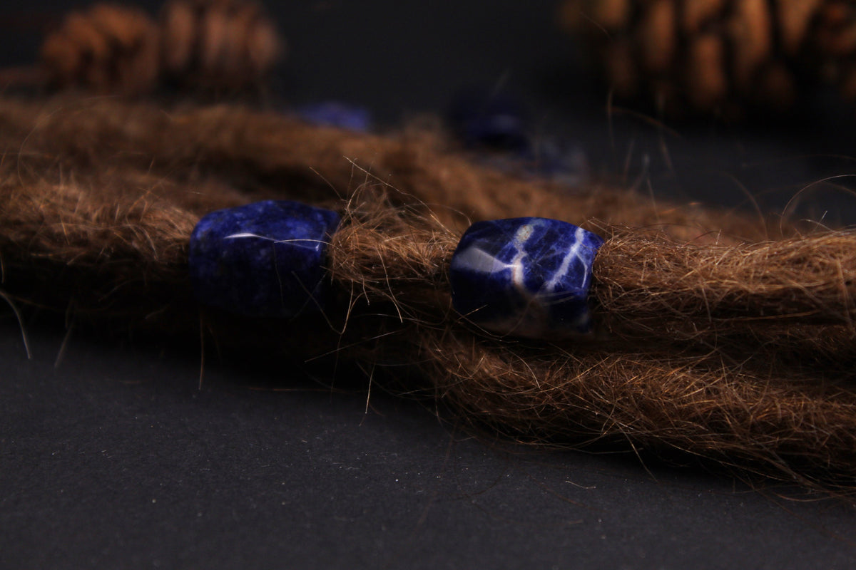 Royalblaue Sodalith-Röhrenperlen an braunen Dreads