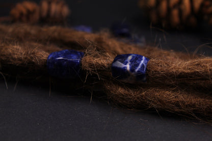 Royalblaue Sodalith-Röhrenperlen an braunen Dreads