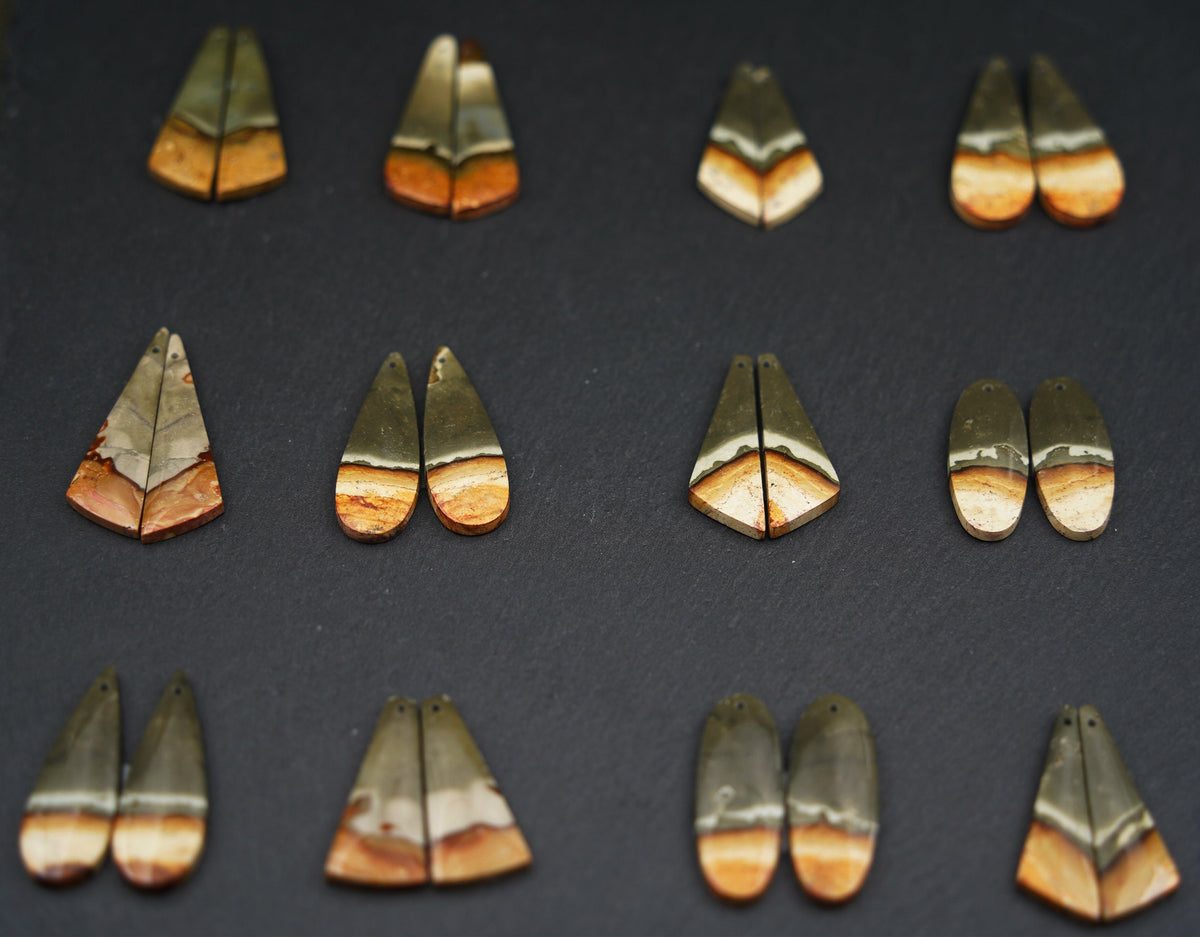 Symmetrische Steinpaare aus Polychrom Jaspis für Ohrringe auf schwarzem Grund
